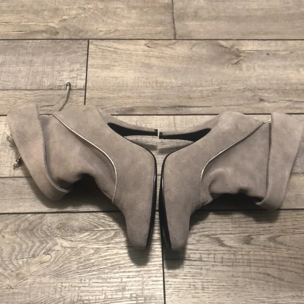 NOW!! Leather upper gray heeled booties with silver lining piping and bow